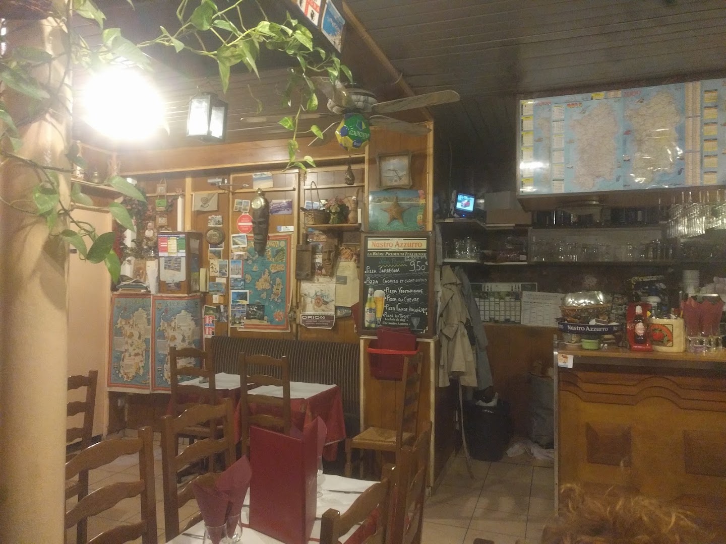 Le comptoir en bois et la salle vide de Come Prima 20e