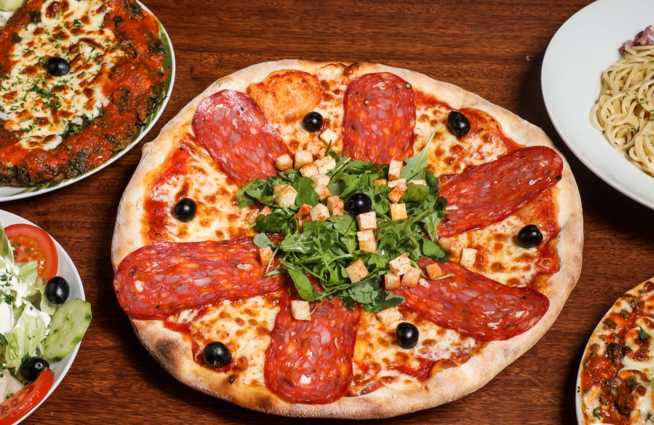 Une pizza au salami posée sur une table