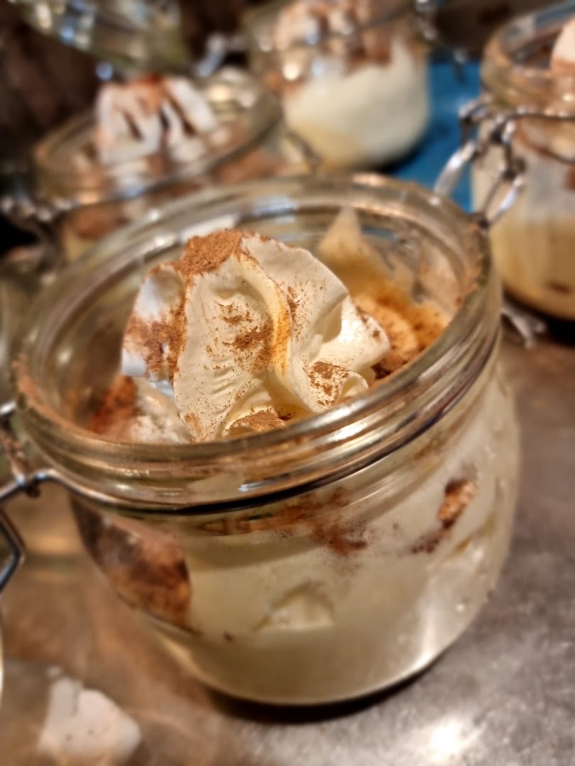 Un tiramisu servi dans un bocal en verre